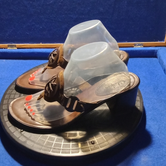 Cole Haan Brown Leather 2-1/2 Inch T-Strap Heels, Sz. 9.5B-US - Picture 3 of 8